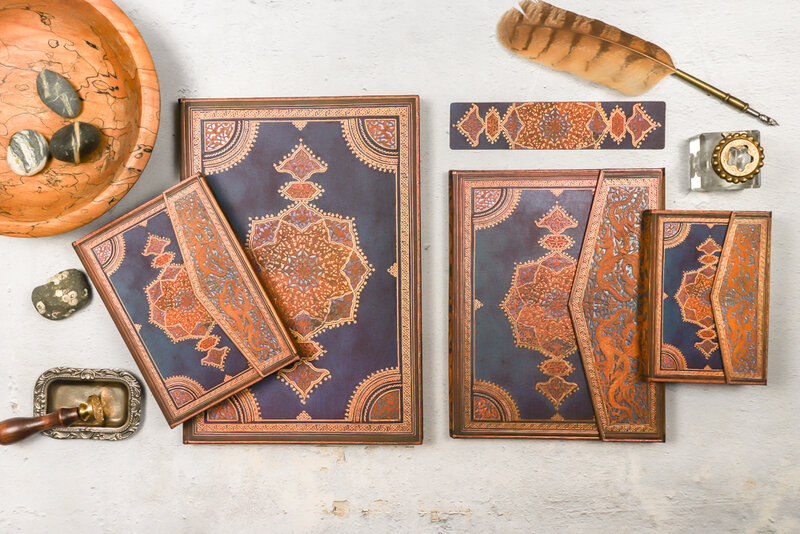 Paperblanks anteckningsbok Safavid Indigo Midi. Hård pärm